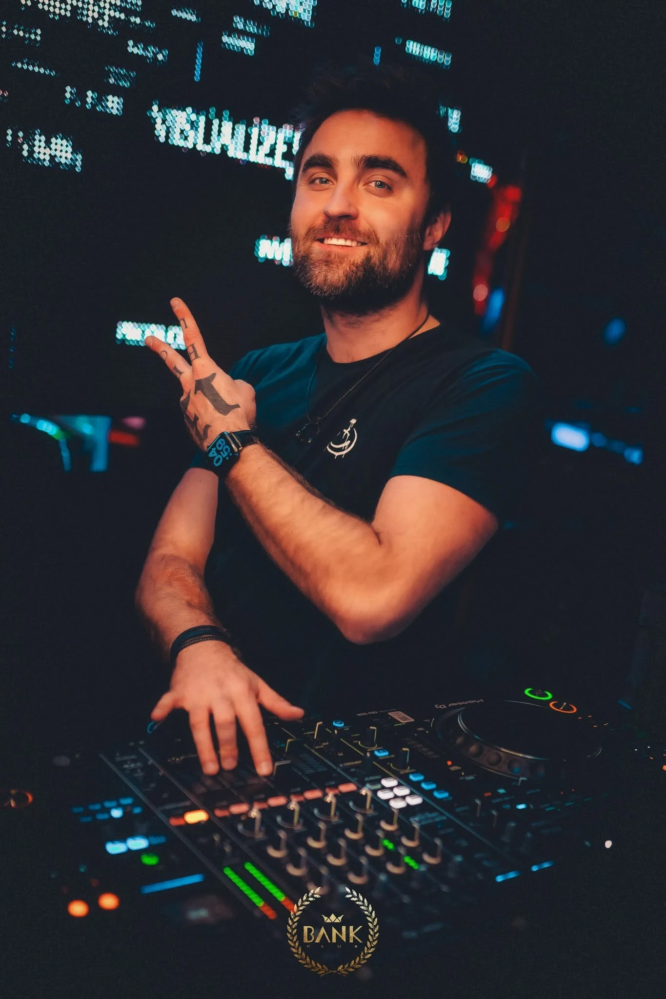 Marcin „Martin” przy konsoli DJ-skiej w klubie