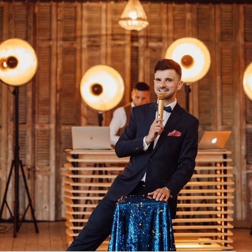 Tomasz, niemieckojęzyczny prowadzący, z mikrofonem