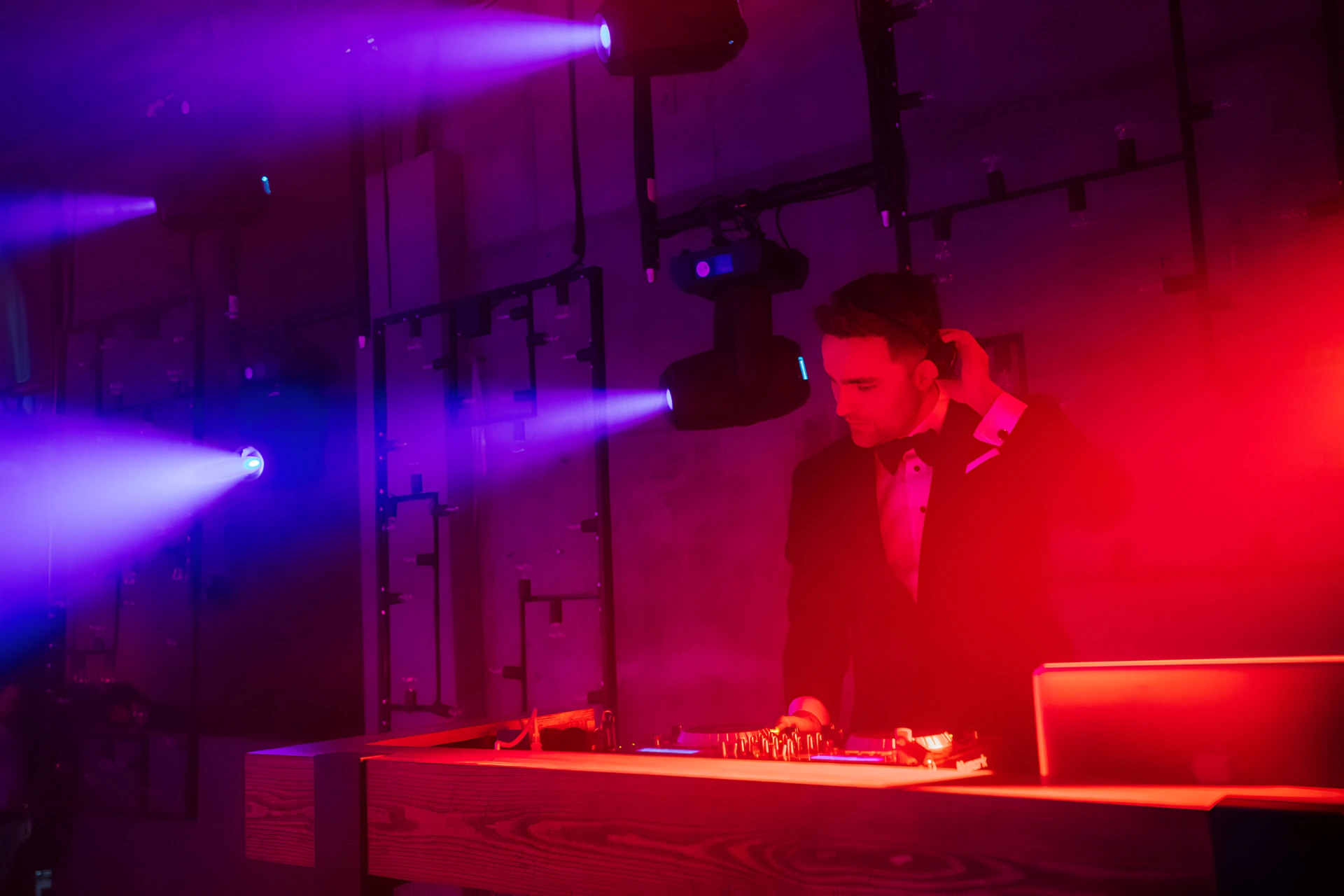 DJ za konsolą w czerwonym i fioletowym świetle podczas Jedynego Takiego Balu