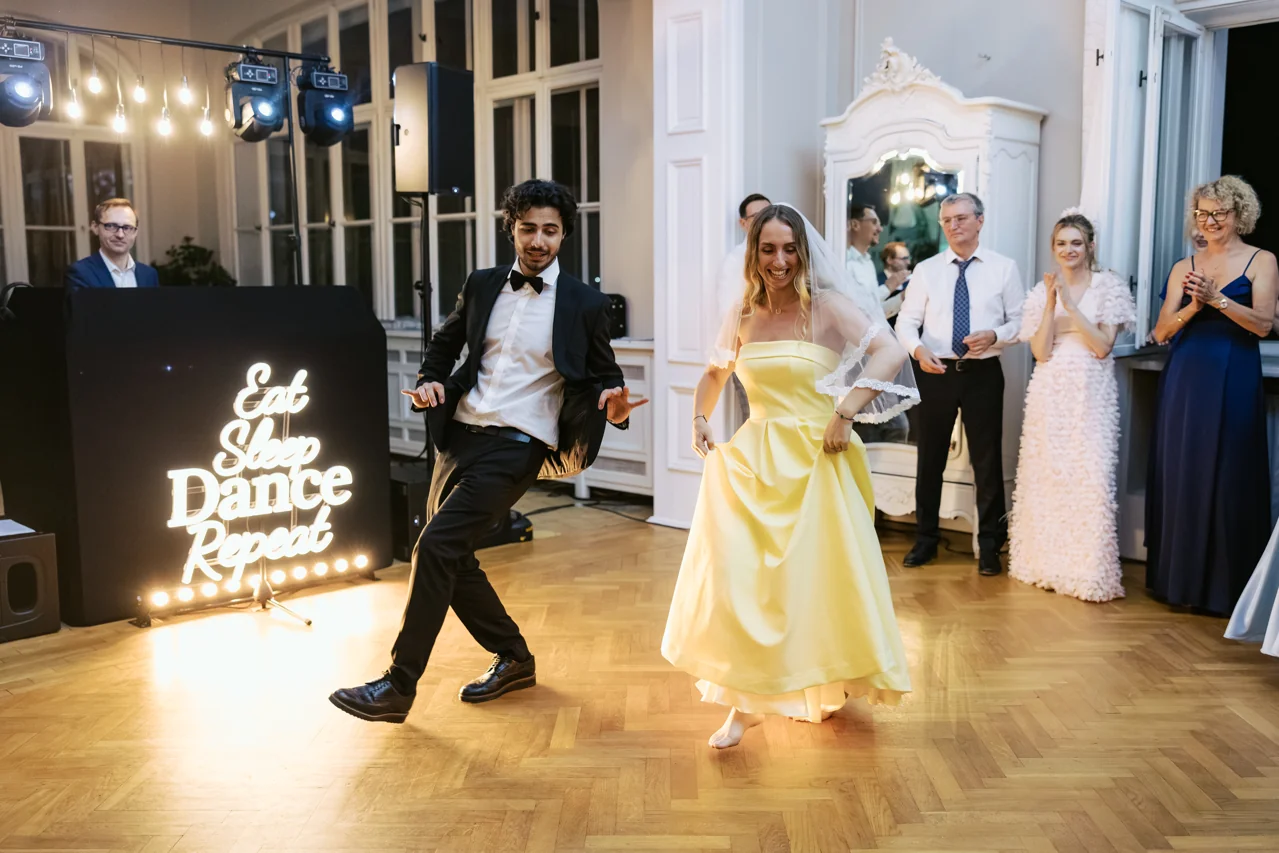 Taniec pary podczas wesela polsko-francuskiego Laury i Sebastiana