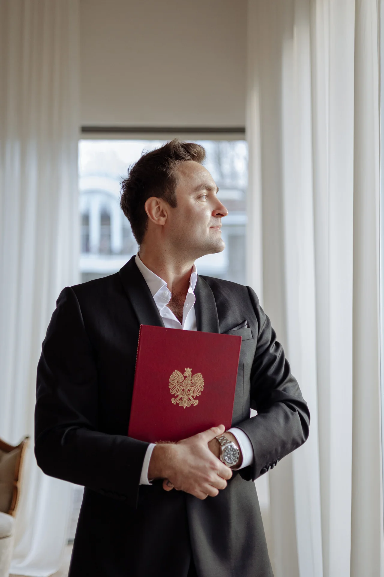 Martin jako celebrant z teczką scenariusza ceremonii humanistycznej